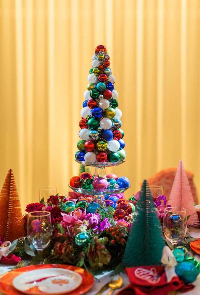 Uma árvore de bolinhas para usar como centro da decoração da mesa de natal