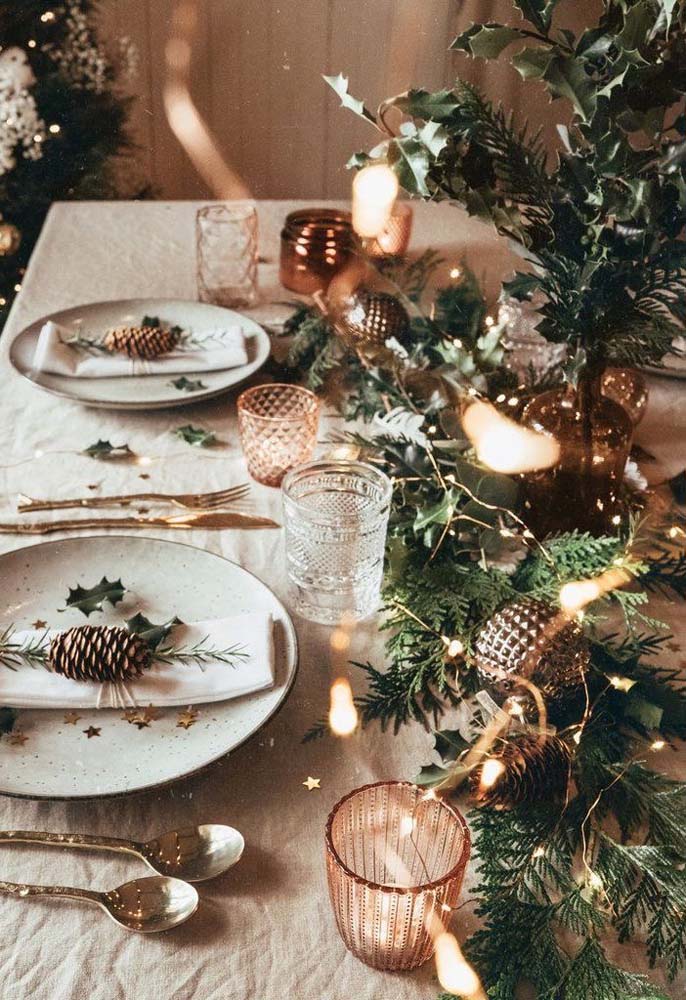 A toalha de linho é o destaque dessa decoração de mesa de natal simples