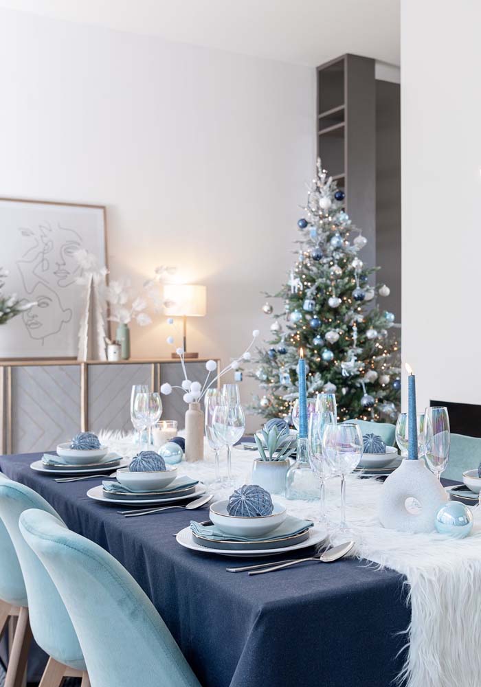 Decoração de mesa para natal com destaque para o enfeite individual nos pratos dos convidados