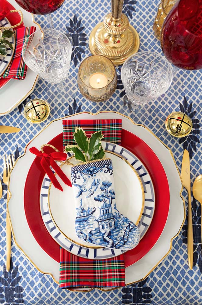 Para quebrar a tradição: decoração de mesa de natal vermelha, dourada e azul