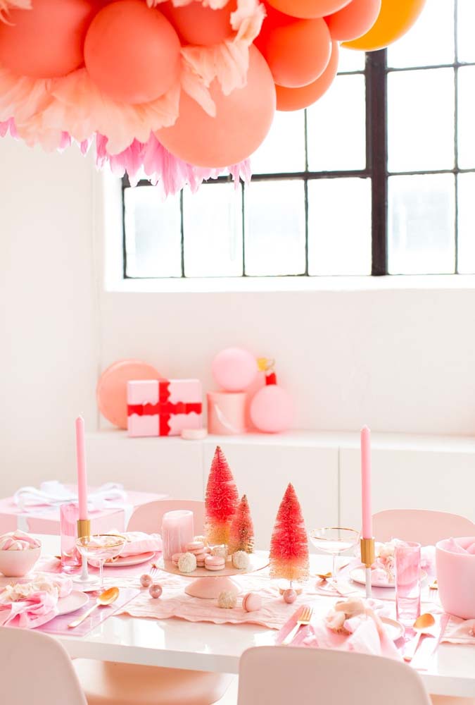 Delicada e romântica, essa decoração de mesa de ceia de natal apostou nos tons de rosa e laranja