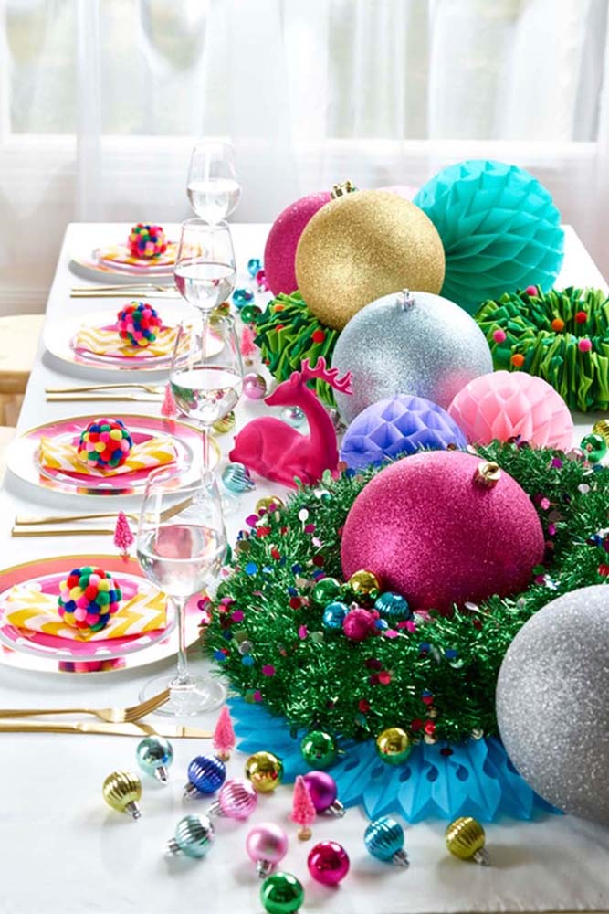 Já aqui, a dica é mergulhar nas cores e deixar a decoração da mesa de natal irreverente