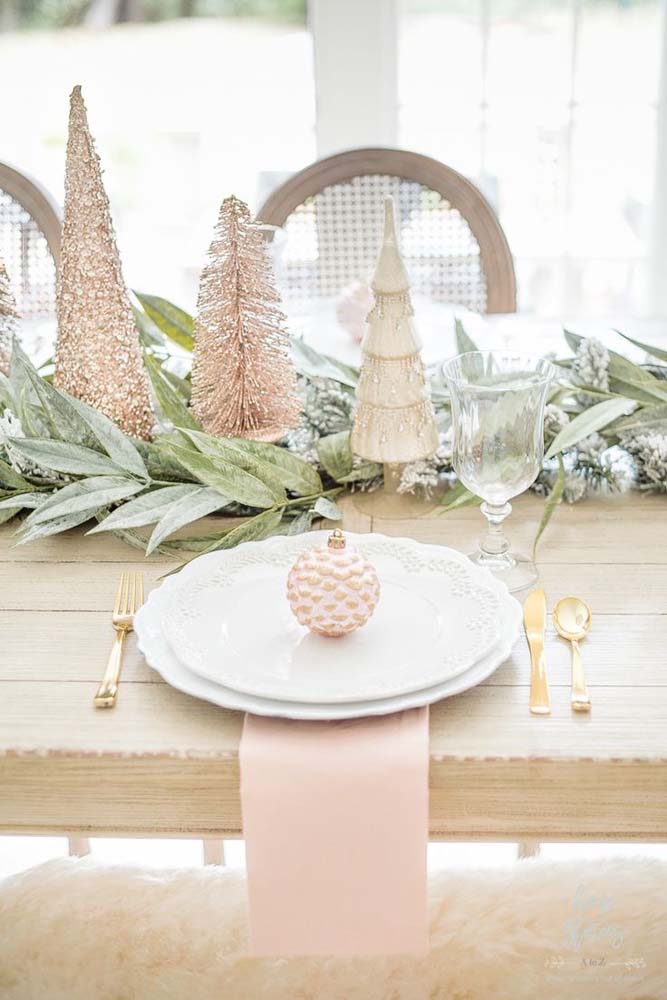 Decoração de mesa de natal simples e elegantemente decorada nos detalhes
