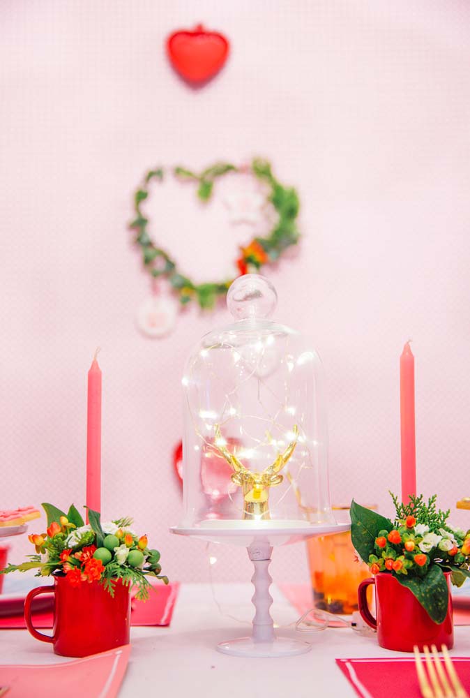Decoração de mesa de natal simples decorada em rosa e vermelho