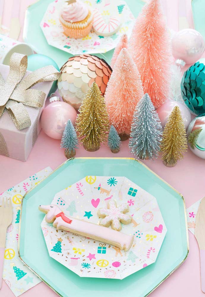 A decoração de mesa de natal pode ter as cores que você quiser