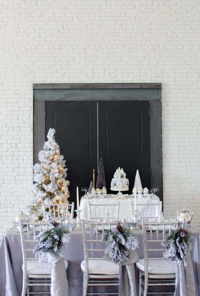 Decoração de mesa de natal moderna em tons de branco, preto e cinza