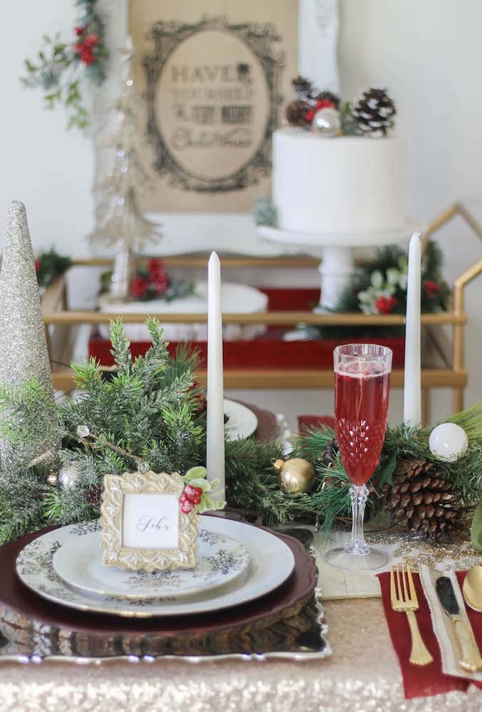 Decoração de mesa de natal vermelha e dourada com aquele charme rústico que todo mundo ama
