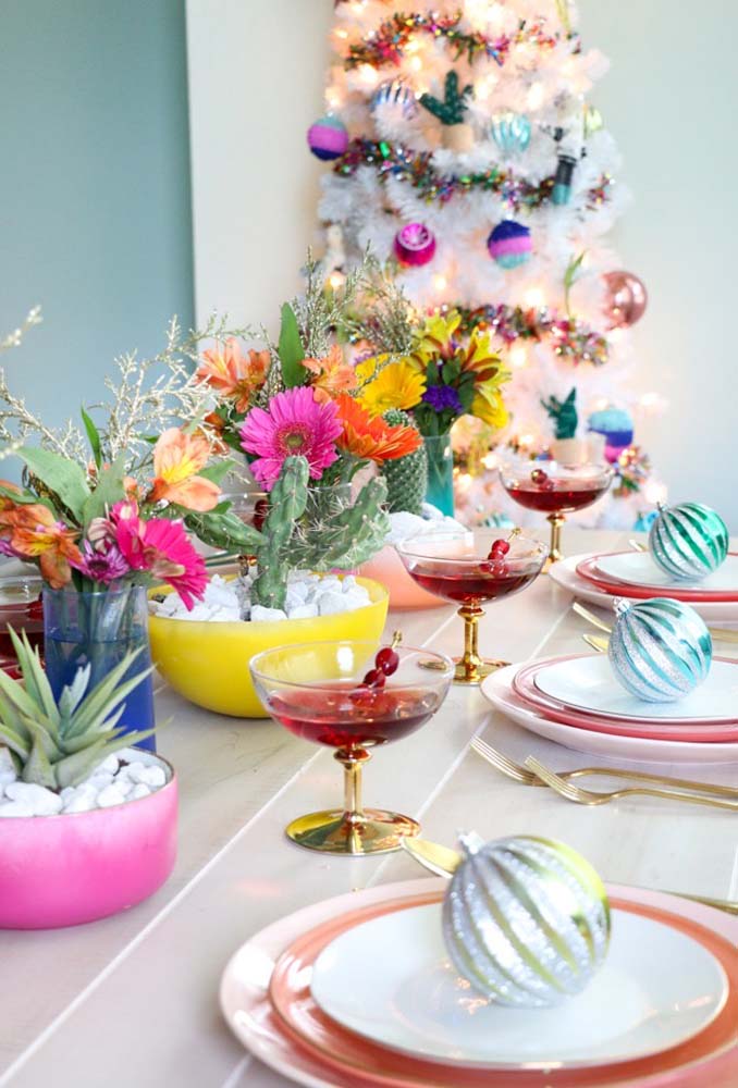 Clima tropical e cores para a decoração de mesa para ceia de natal