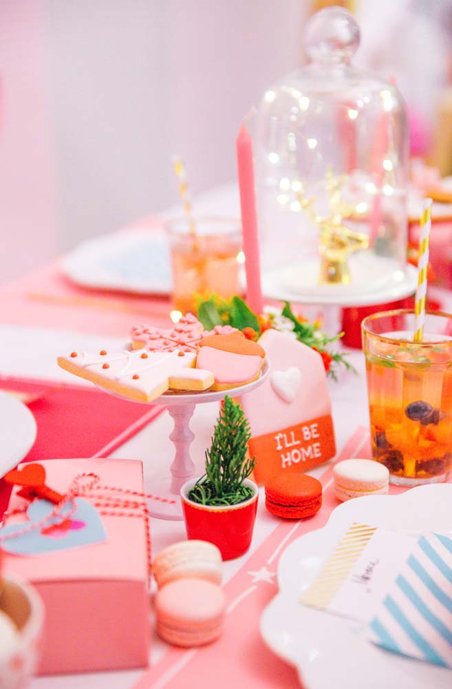 Decoração de mesa de natal simples e colorida com doces