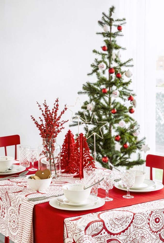 Decoração de mesa de natal vermelha e branca: simples e clássica