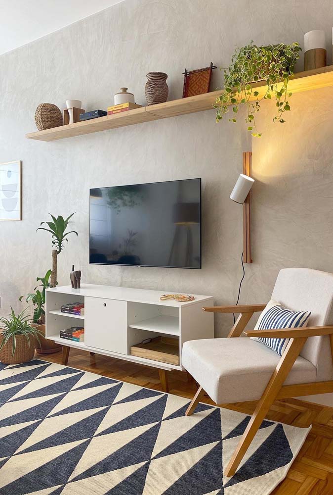 Conforto é fundamental na decoração de sala de estar simples. Use tapetes e texturas para isso