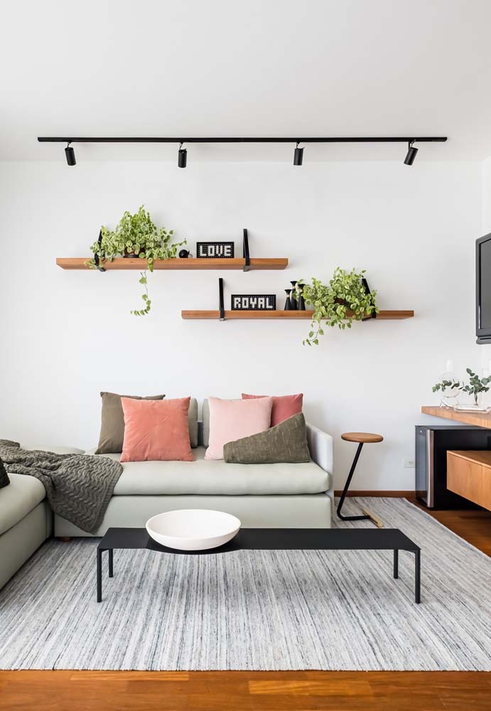 Um tapete confortável não pode faltar na decoração de sala de estar simples