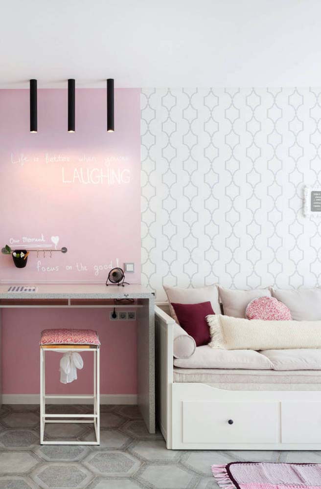 Que tal uma decoração de sala simples em tons delicados e bem femininos?