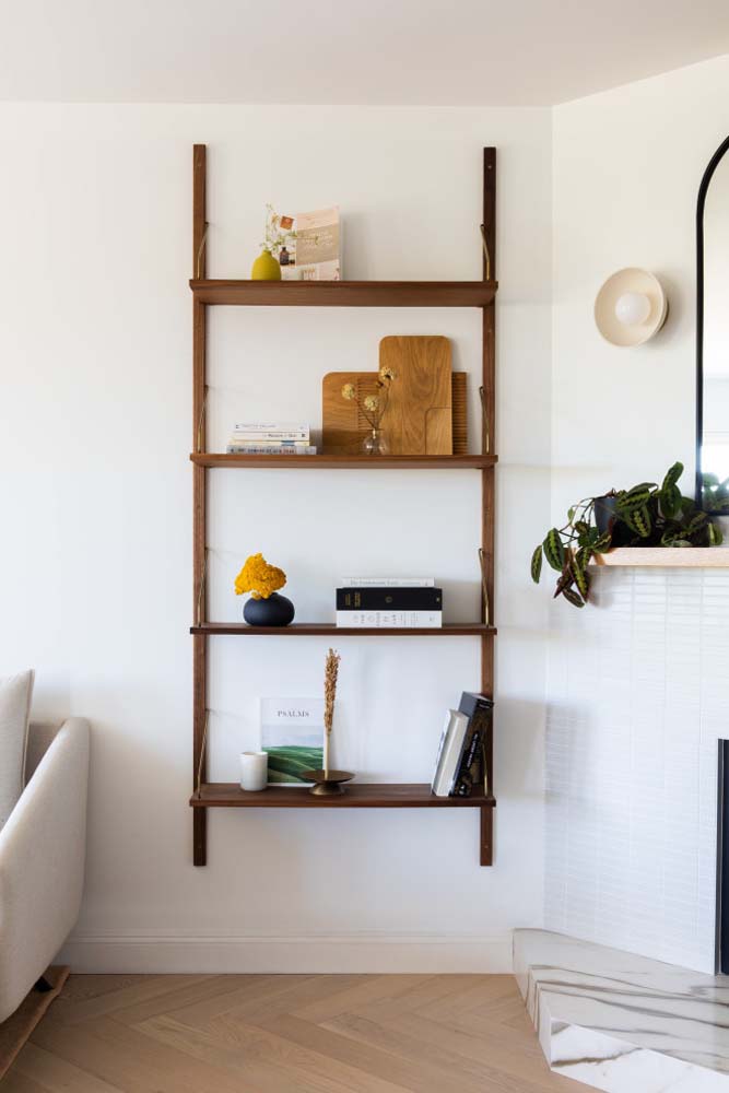 Decoração de sala pequena simples: livre o chão de objetos e pendure o que puder na parede