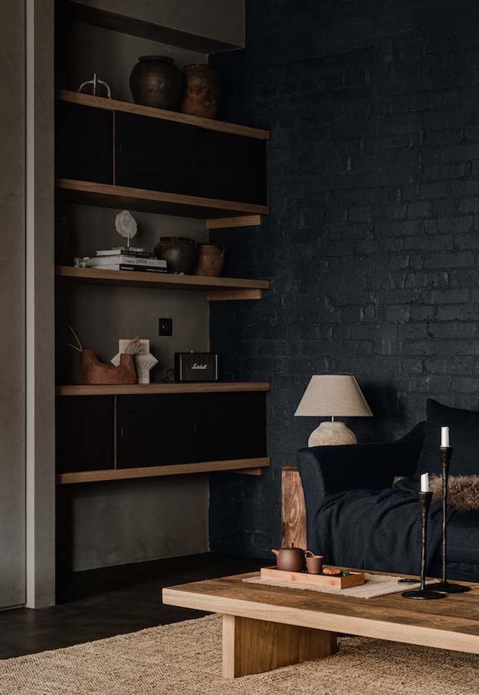 O que acha de apostar em um visual mais dark para a decoração da sala de estar simples?