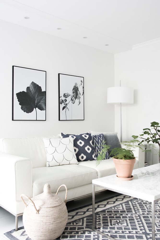 Paleta de cores neutras em preto e branco para uma decoração de sala simples e barata