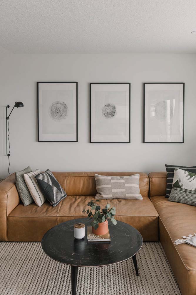 O estilo minimalista é perfeito para quem deseja uma decoração de sala simples e bonita