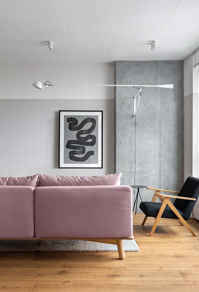 Decoração de sala de estar simples em tons neutros. O sofá rosa faz um lindo contraponto no ambiente