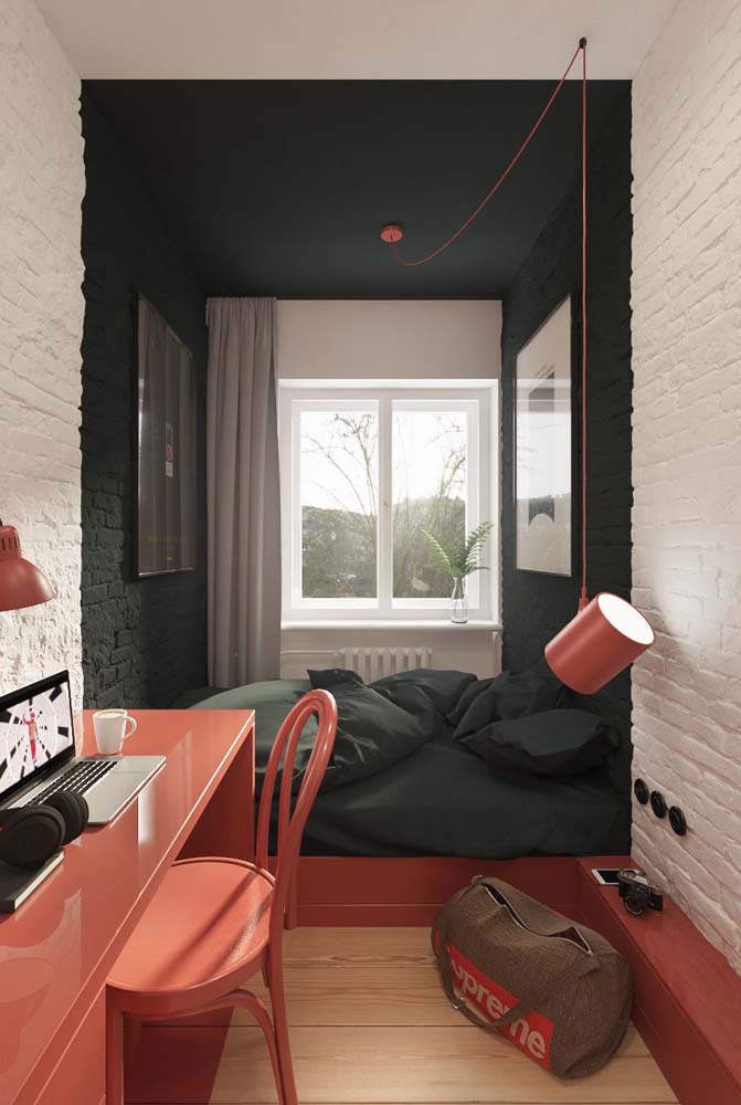 Já aqui, as cores ajudam a demarcar as áreas do quarto de solteiro pequeno destinadas a dormir e estudar