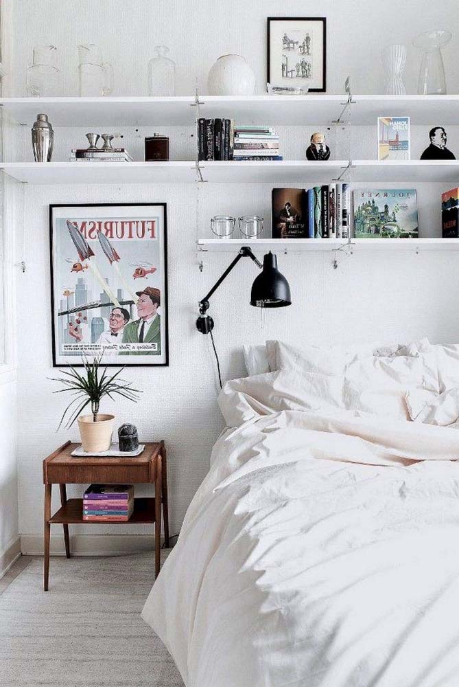 Outra boa dica para quarto de solteiro pequeno é “mimetizar” os móveis na cor da parede, como essas prateleiras