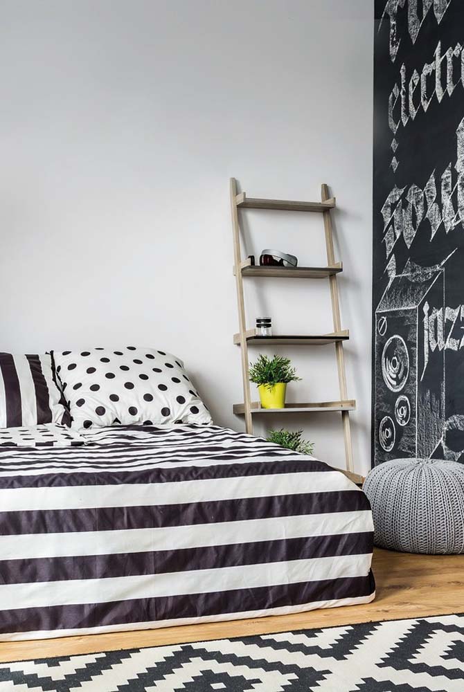 Quarto de solteiro pequeno simples decorado com projetos DIY