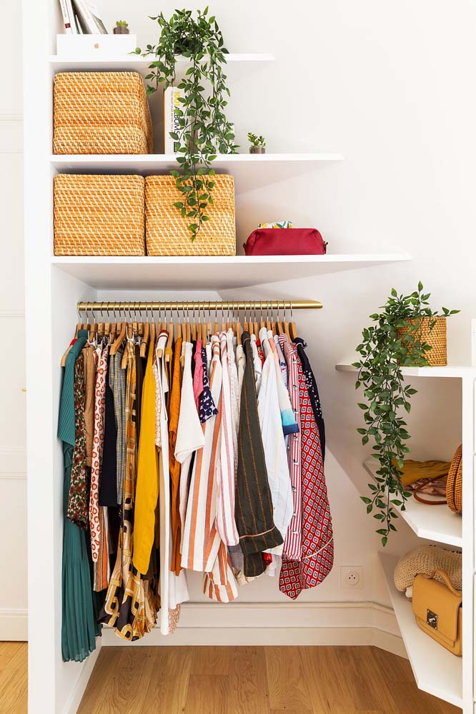 Um closet aberto para o quarto de solteiro pequeno simples