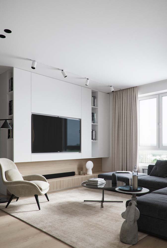 Sala de apartamento grande e moderna em tons neutros e poucos móveis