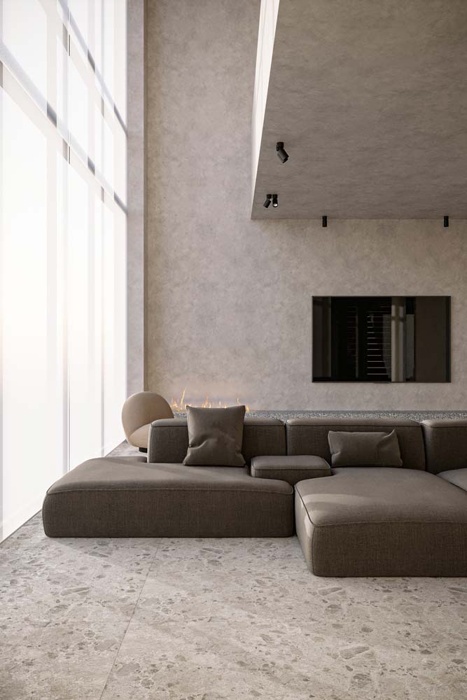 Sala grande moderna. O sofá é o grande destaque da decoração