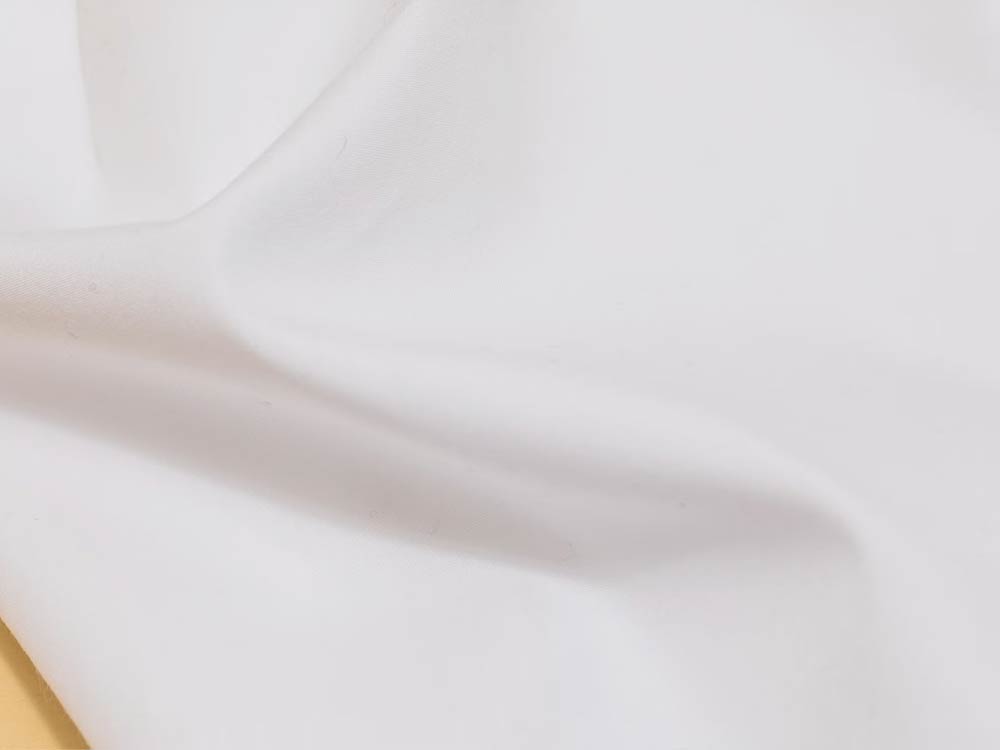 Como tirar mancha de roupa branca: veja passo a passo e dicas