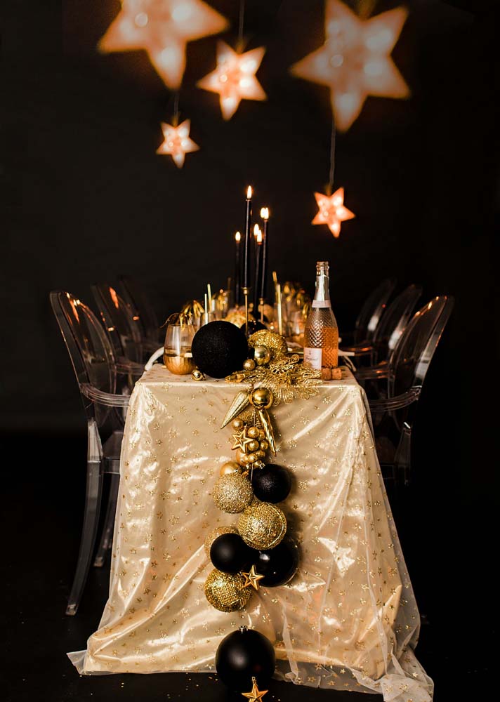 Decoração de mesa de ano novo simples feita com balões e uma paleta de cores sofisticada