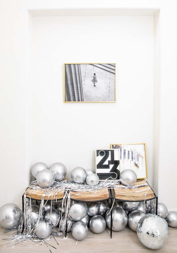 Branco e prata: duas cores sempre presentes na decoração de ano novo