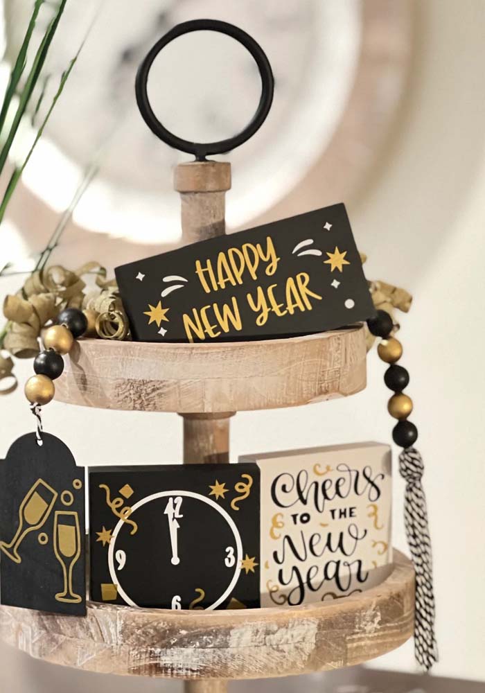 Relógios e mensagens de ano novo podem ser distribuídas pela festa