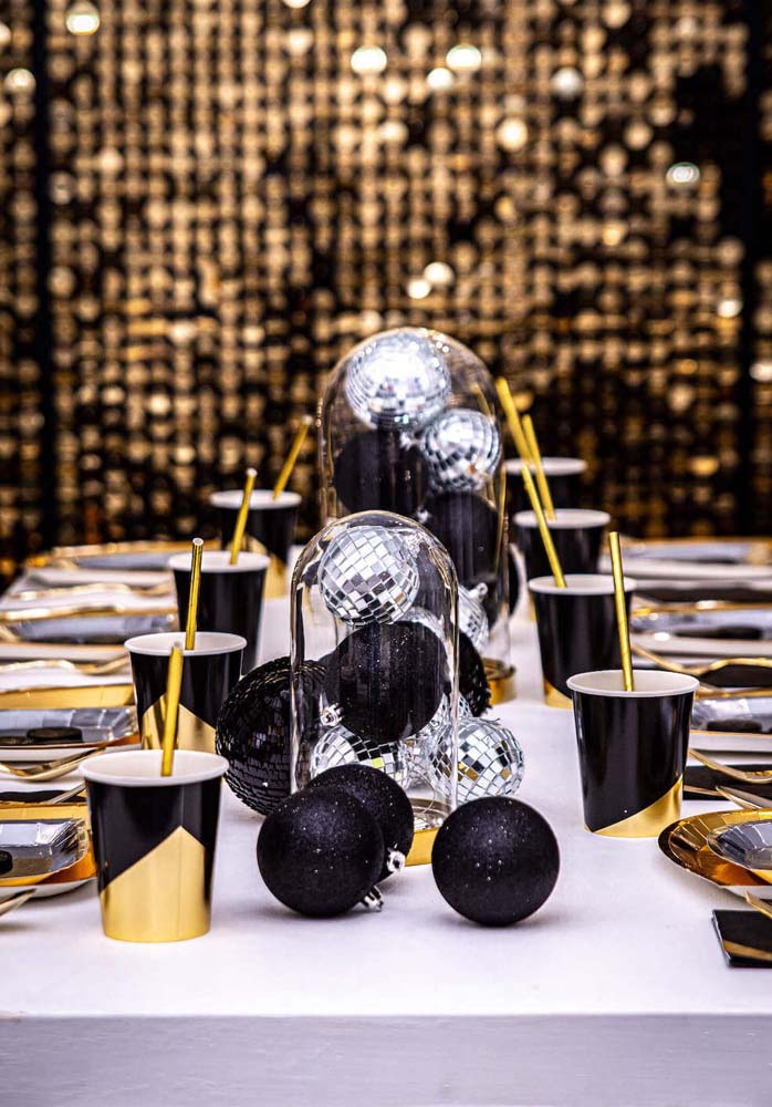 Decoração de mesa de ano novo simples em dourado e preto