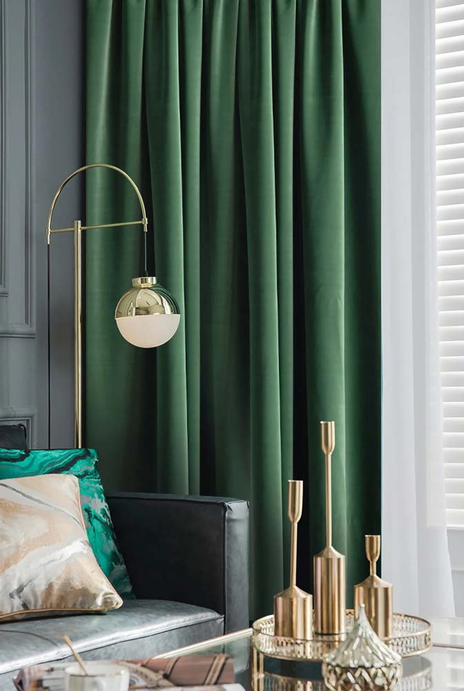 O verde esmeralda fica ainda mais sofisticado no tecido para cortina de cetim