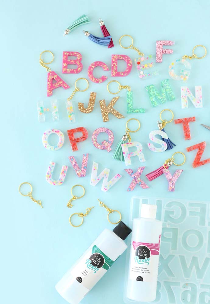 E o que acha de chaveirinhos com as letras do alfabeto? Uma opção de lembrancinha para festa