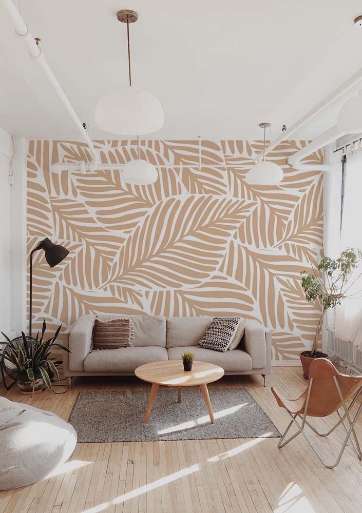 Papel de parede para sala de estar pequena com estampa de folhas e cores neutras 