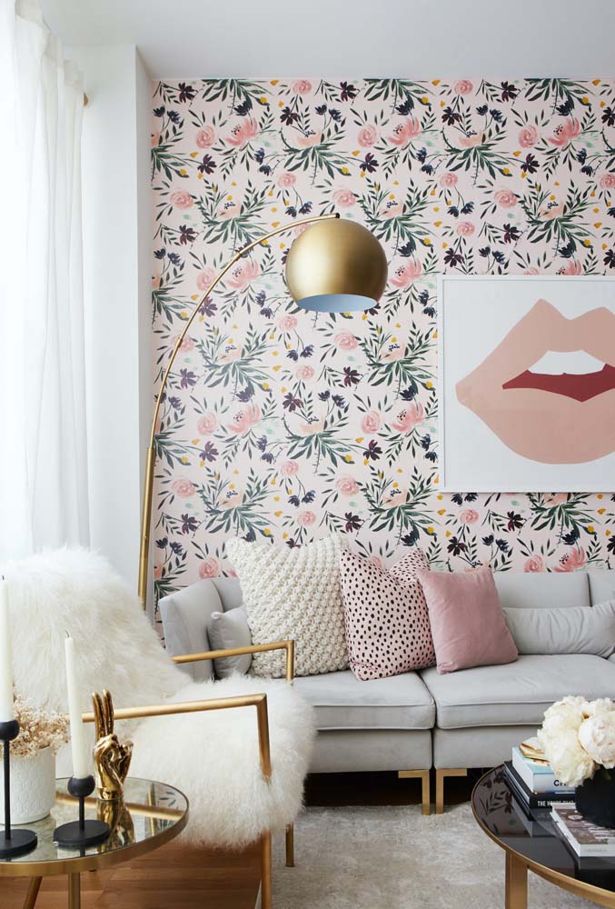 Um toque mais moderno nesse papel de parede floral para sala de estar
