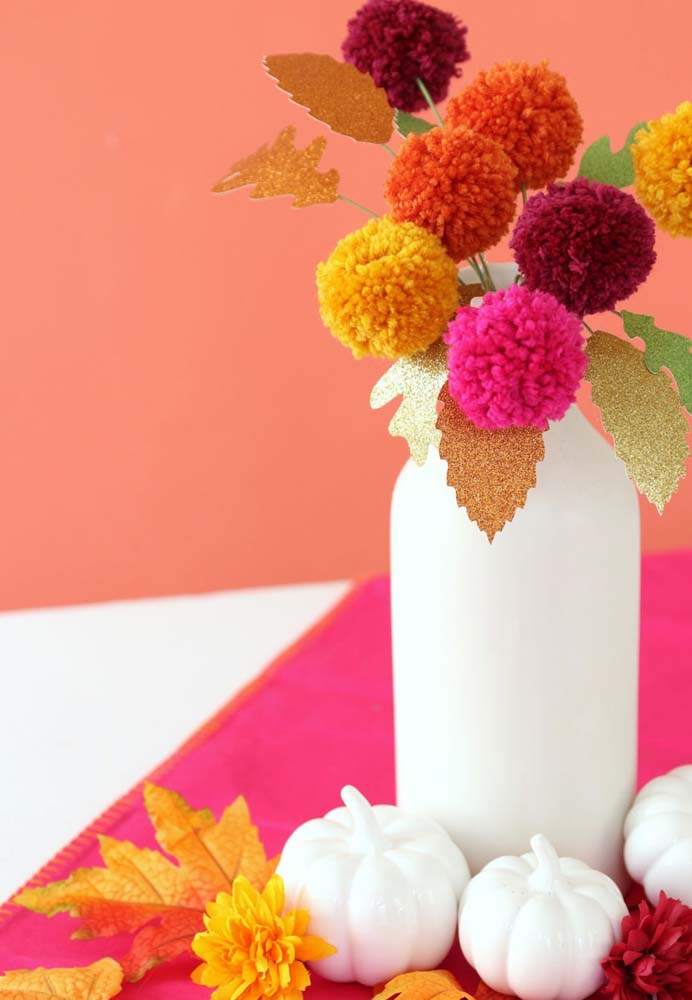Ao invés de flores, use pompom de lã pequeno colorido no vaso