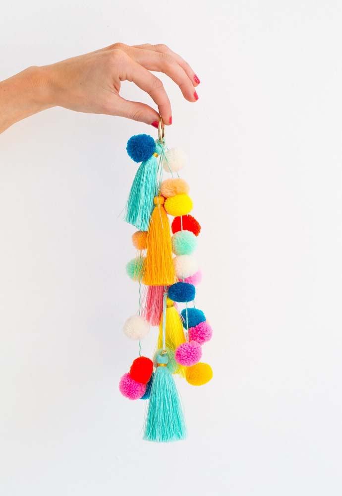 Um chaveirinho colorido e divertido feito com mini pompom de lã