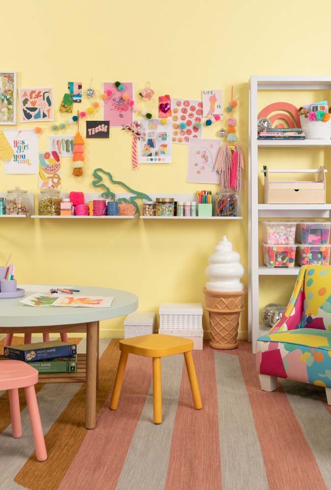 O amarelo pastel cai como uma luva na decoração infantil