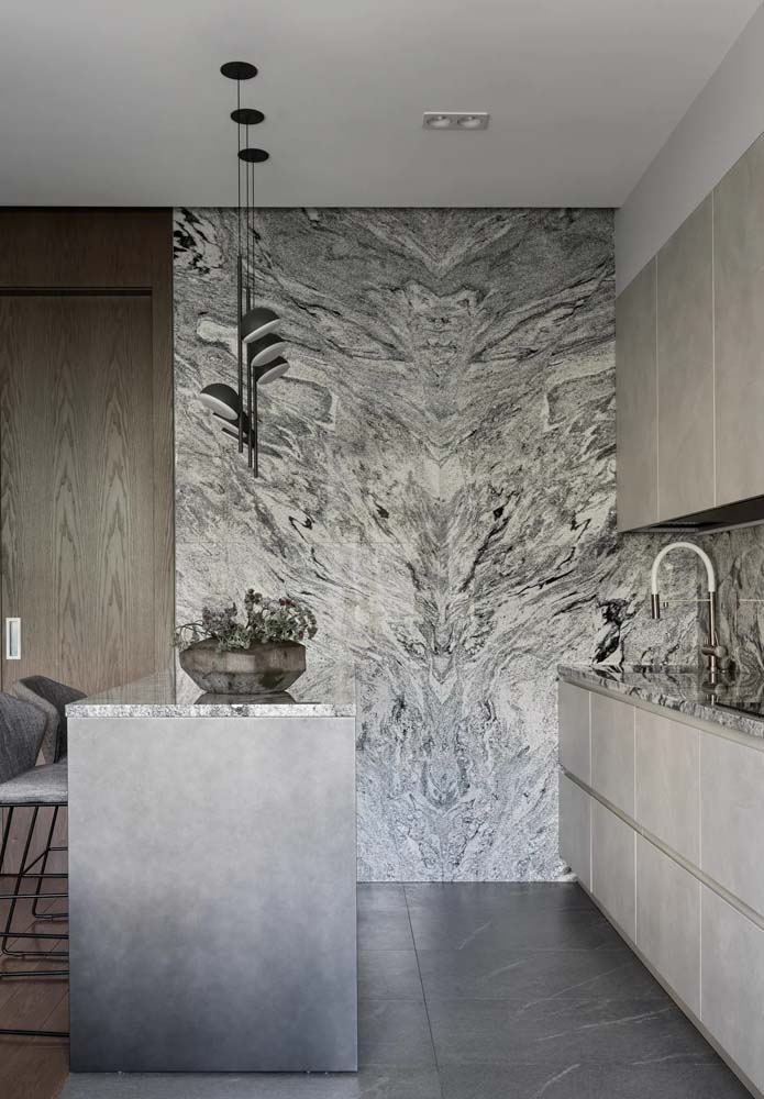 O efeito marmorizado cinza claro é o destaque dessa cozinha