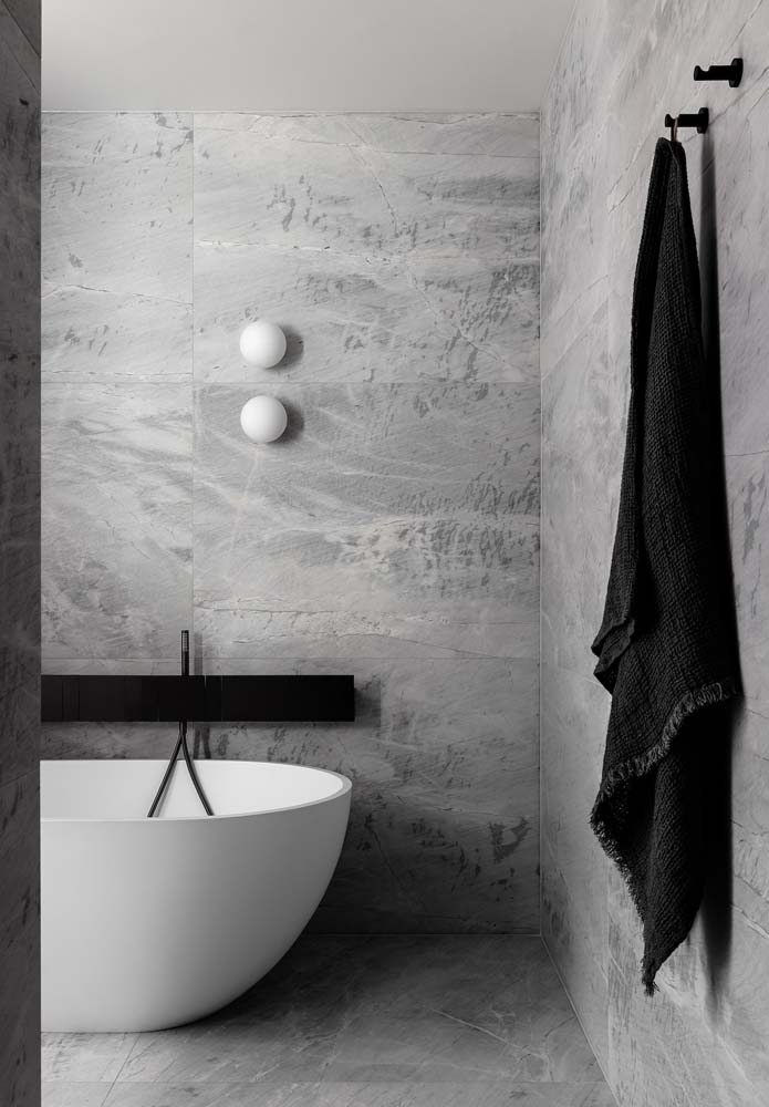 Banheiro monocromático em tons de cinza, branco e preto
