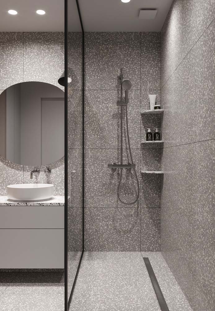 Um banheiro clean e moderno com piso cinza claro igual a parede