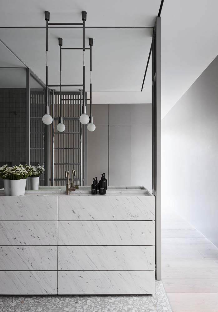 Um banheiro simples, mas sofisticado em cor cinza claro