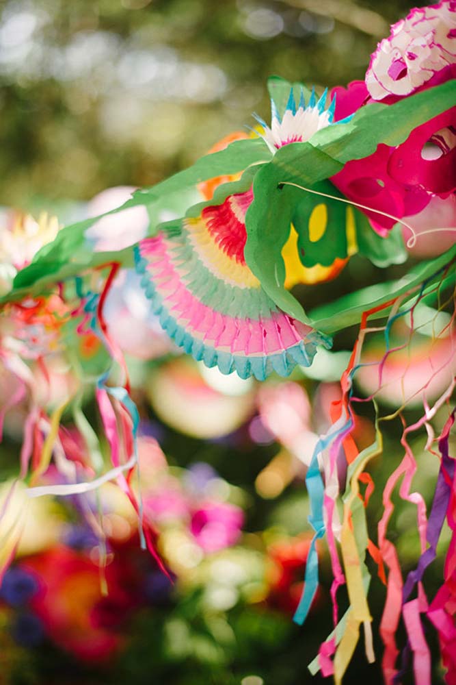 O TNT é um ótimo substituto para o papel de seda, geralmente utilizado para fazer decorações mais delicadas e colméias para festa.