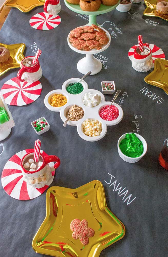 Use lápis branco ou giz para demarcar os lugares e os ingredientes desta mesa especial e super criativa de Natal para crianças.