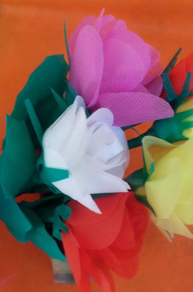 O TNT também é matéria prima para produzir flores artificiais super coloridas para decorar a casa ou festas. 