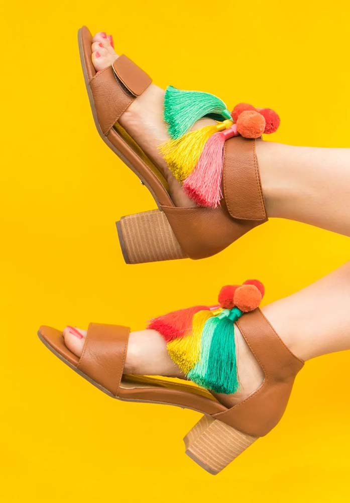 E o que acha de renovar o visual dos seus sapatos com um trio de tassel colorido?