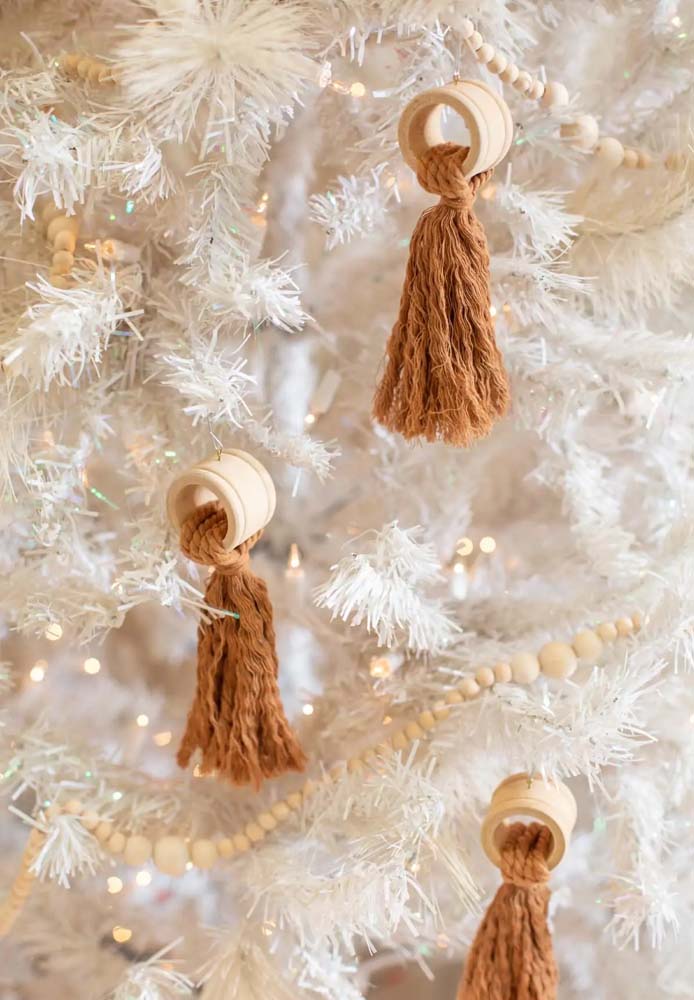 Outra ideia super criativa para você levar no coração: tassel na árvore de natal