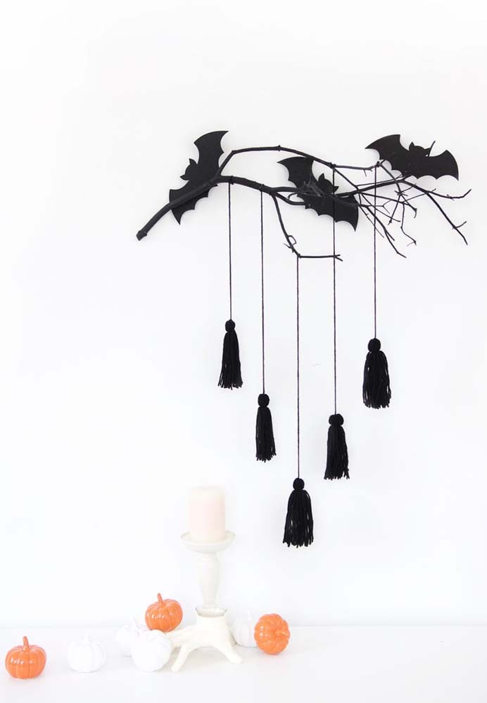 Olha que linda essa ideia de tassel preto para complementar a decoração de Halloween